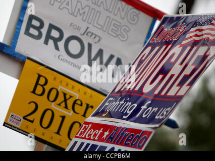 15 ott 2010 - Santa Ana, California, Stati Uniti - I segni sono tenuti a supporto del rally democratica di fronte alla vecchia Orange County Courthouse. (Credito Immagine: © Mark Samala/ZUMApress.com) Foto Stock