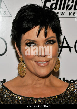 Ottobre 15, 2010 - Las Vegas, Nevada, Stati Uniti d'America - personalità televisiva Kris Jenner arriva a celebrare la figlia della, Kim Kardashian il compleanno presso il Tao Nightclub al Venetian Resort Hotel Casino on Ottobre 15, 2010 a Las Vegas, Nevada. Kim Kardashian diventa 30 su 21 Ottobre. (Credito Immagine: © Davi Foto Stock