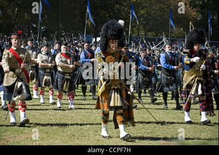 18 ottobre 2010 - Stone Mountain, GA, Stati Uniti d'America - i suoni, i sapori e la cultura della Scozia riempiono l'aria ogni ottobre in Stone Mountain Park a est di Atlanta, GA. Decine di migliaia di scozzesi e non-Scots simili sono disegnati per i giochi da tutto il sud-est di mescolarsi con i clan, guarda pipe band un Foto Stock