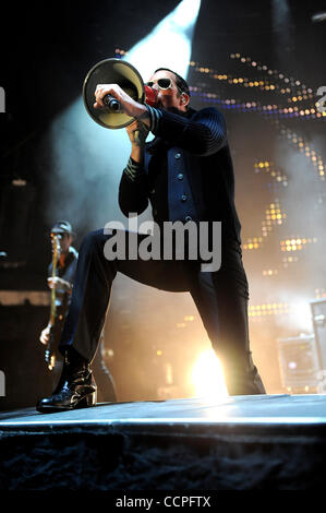 19 ott 2010 - Raleigh, North Carolina, Stati Uniti d'America - cantante SCOTT WEILAND della band Stone Temple Pilots suona dal vivo come loro 2010 tour farà tappa al Raleigh anfiteatro boutique situato nel centro di Raleigh. Copyright 2010 Jason Moore. (Credito Immagine: © Jason Moore/ZUMApress.com) Foto Stock