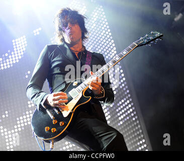 19 ott 2010 - Raleigh, North Carolina, Stati Uniti d'America - Gutarist DEAN CETTA della band Stone Temple Pilots suona dal vivo come loro 2010 tour farà tappa al Raleigh anfiteatro boutique situato nel centro di Raleigh. Copyright 2010 Jason Moore. (Credito Immagine: © Jason Moore/ZUMApress.com) Foto Stock