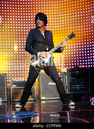 19 ott 2010 - Raleigh, North Carolina, Stati Uniti d'America - Gutarist DEAN CETTA della band Stone Temple Pilots suona dal vivo come loro 2010 tour farà tappa al Raleigh anfiteatro boutique situato nel centro di Raleigh. Copyright 2010 Jason Moore. (Credito Immagine: © Jason Moore/ZUMApress.com) Foto Stock