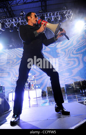 19 ott 2010 - Raleigh, North Carolina, Stati Uniti d'America - cantante SCOTT WEILAND della band Stone Temple Pilots suona dal vivo come loro 2010 tour farà tappa al Raleigh anfiteatro boutique situato nel centro di Raleigh. Copyright 2010 Jason Moore. (Credito Immagine: © Jason Moore/ZUMApress.com) Foto Stock