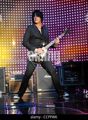 19 ott 2010 - Raleigh, North Carolina, Stati Uniti d'America - Gutarist DEAN CETTA della band Stone Temple Pilots suona dal vivo come loro 2010 tour farà tappa al Raleigh anfiteatro boutique situato nel centro di Raleigh. Copyright 2010 Jason Moore. (Credito Immagine: © Jason Moore/ZUMApress.com) Foto Stock