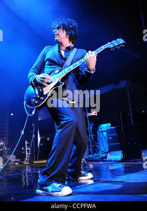 19 ott 2010 - Raleigh, North Carolina, Stati Uniti d'America - Gutarist DEAN CETTA della band Stone Temple Pilots suona dal vivo come loro 2010 tour farà tappa al Raleigh anfiteatro boutique situato nel centro di Raleigh. Copyright 2010 Jason Moore. (Credito Immagine: © Jason Moore/ZUMApress.com) Foto Stock