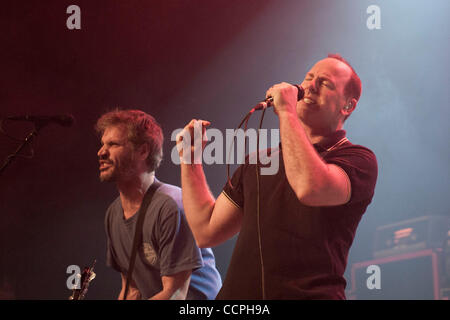 Ottobre 08, 2010 - Chicago, Stati Uniti d'America - Greg Graffin (destra) e Jay Bentley (sinistra) dell'influente punk band Bad Religion in primo piano la prima notte al teatro congressi per Riot Fest 2010. Foto Stock