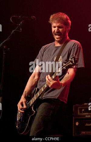 Ottobre 08, 2010 - Chicago, Stati Uniti d'America - chitarrista Jay Bentley influenti della band punk Bad Religion in primo piano la prima notte al teatro congressi per Riot Fest 2010. Foto Stock