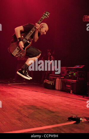 Ottobre 08, 2010 - Chicago, Stati Uniti d'America - Greg Hetson influenti della band punk Bad Religion ottiene alcuni aria mentre headling la prima notte al teatro congressi per Riot Fest 2010. Foto Stock