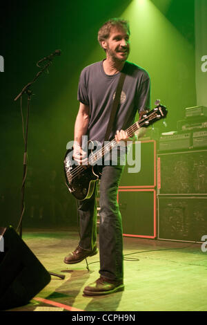 Ottobre 08, 2010 - Chicago, Stati Uniti d'America - Jay Bentley influenti della band punk Bad Religion in primo piano la prima notte al teatro congressi per Riot Fest 2010. Foto Stock