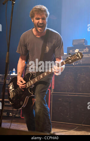 Ottobre 08, 2010 - Chicago, Stati Uniti d'America - Jay Bentley influenti della band punk Bad Religion in primo piano la prima notte al teatro congressi per Riot Fest 2010. Foto Stock