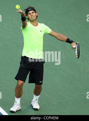 Ottobre 8, 2010 - Tokyo, Giappone - Ott 08, 2010 - Tokyo, Giappone - Rafael Nadal di Spagna serve la sfera contro Dmitry TURSUNOV della Russia durante il Rakuten Japan Open Tennis Championships 2010 a Tokyo in Giappone (credito Immagine: © Koichi Kamoshida Jana/press/ZUMApress.com) Foto Stock