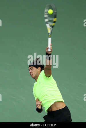 Ottobre 8, 2010 - Tokyo, Giappone - Ott 08, 2010 - Tokyo, Giappone - Rafael Nadal di Spagna serve la sfera contro Dmitry TURSUNOV della Russia durante il Rakuten Japan Open Tennis Championships 2010 a Tokyo in Giappone (credito Immagine: © Koichi Kamoshida Jana/press/ZUMApress.com) Foto Stock