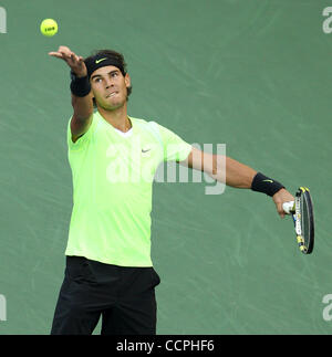 Ottobre 8, 2010 - Tokyo, Giappone - Ott 08, 2010 - Tokyo, Giappone - Rafael Nadal di Spagna serve la sfera contro Dmitry TURSUNOV della Russia durante il Rakuten Japan Open Tennis Championships 2010 a Tokyo in Giappone (credito Immagine: © Koichi Kamoshida Jana/press/ZUMApress.com) Foto Stock