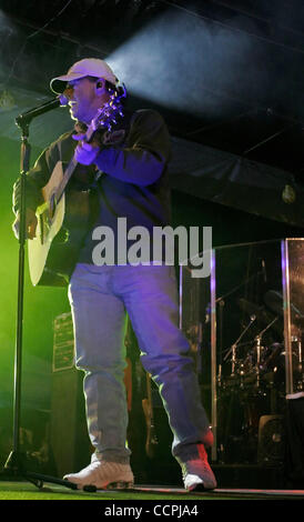 Country Music Artista SAMMY KERSHAW eseguite durante il Downtown Days festival il Sabato, Ottobre 9, 2010 in Columbia, Ky. Kershaw è più noto per i suoi 1993 n. 1 hit song "egli non so lei è bellissima", nonché "Regina del mio rimorchio ad ampiezza doppia," "Cadillac Style' e 'nazionale lavora una donna H Foto Stock
