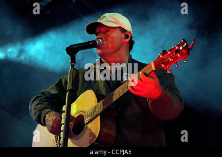 Ott 9, 2010 - Columbia, Kentucky, Stati Uniti - Country Music Artista SAMMY KERSHAW eseguite durante il Downtown Days festival il sabato in Columbia. Kershaw è più noto per i suoi 1993 n. 1 hit song "egli non so lei è bellissima" nonché "Regina del mio rimorchio ad ampiezza doppia' 'Cadillac Style' e 'Compit Foto Stock