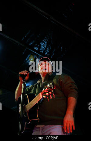 Ott 9, 2010 - Columbia, Kentucky, Stati Uniti - Country Music Artista SAMMY KERSHAW eseguite durante il Downtown Days festival il sabato in Columbia. Kershaw è più noto per i suoi 1993 n. 1 hit song "egli non so lei è bellissima" nonché "Regina del mio rimorchio ad ampiezza doppia' 'Cadillac Style' e 'Compit Foto Stock
