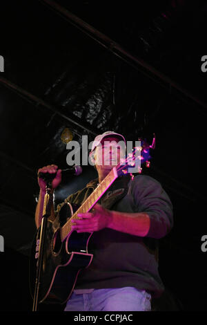 Country Music Artista SAMMY KERSHAW eseguite durante il Downtown Days festival il Sabato, Ottobre 9, 2010 in Columbia, Ky. Kershaw è più noto per i suoi 1993 n. 1 hit song "egli non so lei è bellissima", nonché "Regina del mio rimorchio ad ampiezza doppia," "Cadillac Style' e 'nazionale lavora una donna H Foto Stock