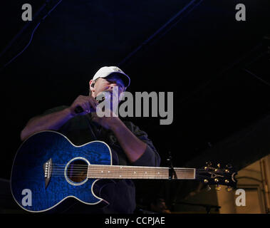 Country Music Artista SAMMY KERSHAW eseguite durante il Downtown Days festival il Sabato, Ottobre 9, 2010 in Columbia, Ky. Kershaw è più noto per i suoi 1993 n. 1 hit song "egli non so lei è bellissima", nonché "Regina del mio rimorchio ad ampiezza doppia," "Cadillac Style' e 'nazionale lavora una donna H Foto Stock