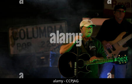 Country Music Artista SAMMY KERSHAW eseguite durante il Downtown Days festival il Sabato, Ottobre 9, 2010 in Columbia, Ky. Kershaw è più noto per i suoi 1993 n. 1 hit song "egli non so lei è bellissima", nonché "Regina del mio rimorchio ad ampiezza doppia," "Cadillac Style' e 'nazionale lavora una donna H Foto Stock