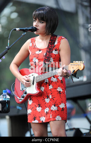 Oct 10, 2010 - Austin, Texas, Stati Uniti d'America - musicista NORAH JONES si esibisce dal vivo come parte del 2010 Austin City Limits Music Festival che ha avuto luogo a Zilker park situato nel centro di Austin. Copyright 2010 Jason Moore. (Credito Immagine: © Jason Moore/ZUMAPRESS.com) Foto Stock