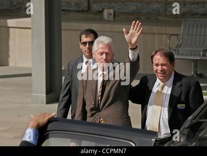 L'ex Presidente Bill Clinton onde ai curiosi pur essendo scortato da un servizio segreto veicolo da amico di famiglia JERRY LUNDERGAN in seguito ad una campagna di rally per il Senato democratica nominee Jack Conway presso l'Università di Kentucky. Lundergan è un imprenditore di Lexington e ex membro parte democratica Foto Stock