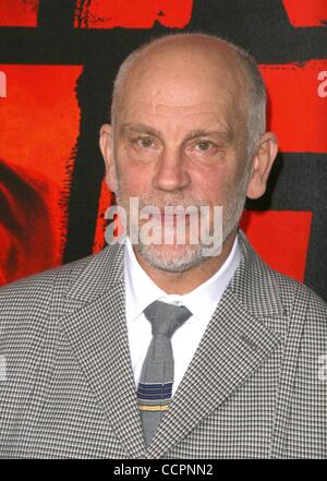 11 ott 2010 - Los Angeles, California, Stati Uniti d'America - attore John Malkovich in 'rosso' Los Angeles Premiere detenute a Grauman's Chinese Theater di Hollywood. (Credito Immagine: © Jeff Frank/ZUMApress.com) Foto Stock