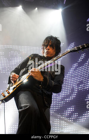 Ottobre 12, 2010 - Hollywood, Florida, Stati Uniti d'America - chitarrista Dean cetta della Stone Temple Pilots esegue Ottobre 12, 2010 at Hard rock dal vivo presso il Seminole Hotel and Casino in Hollywood, FL (credito Immagine: © Aaron Gilbert Southcreek/Global/ZUMApress.com) Foto Stock