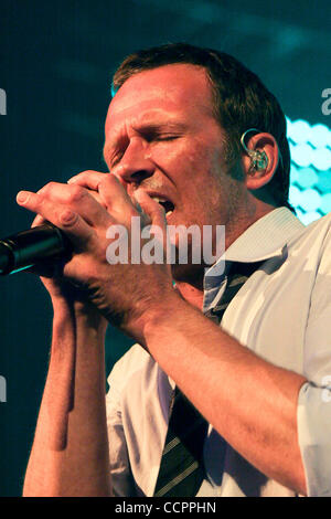Ottobre 12, 2010 - Hollywood, Florida, Stati Uniti d'America - cantante Scott Weiland degli Stone Temple Pilots esegue Ottobre 12, 2010 at Hard rock dal vivo presso il Seminole Hotel and Casino in Hollywood, FL (credito Immagine: © Aaron Gilbert Southcreek/Global/ZUMApress.com) Foto Stock