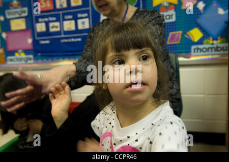 Ottobre 13, 2010 - Woodstock, GA, Stati Uniti d'America - Bascomb Scuola elementare istruzione speciale studenti con la sindrome di Down onde le mani mentre imparare a contare. (Credito Immagine: © Robin Nelson/ZUMAPRESS.com) Foto Stock