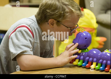 Ottobre 13, 2010 - Woodstock, GA, Stati Uniti d'America - Bascomb Scuola elementare istruzione speciale studente con sindrome di Down utilizza centipede giocattolo per imparare alfabeto. (Credito Immagine: © Robin Nelson/ZUMAPRESS.com) Foto Stock