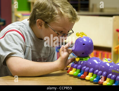 Ottobre 13, 2010 - Woodstock, GA, Stati Uniti d'America - Bascomb Scuola elementare istruzione speciale studente con sindrome di Down utilizza centipede giocattolo per imparare alfabeto. (Credito Immagine: © Robin Nelson/ZUMAPRESS.com) Foto Stock