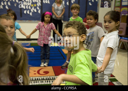 Ottobre 13, 2010 - Woodstock, GA, Stati Uniti d'America - Bascomb Scuola elementare istruzione speciale studente è integrata con gli studenti regolari nella classe di musica. Modello rilasciato (credito Immagine: © Robin Nelson/ZUMAPRESS.com) Foto Stock