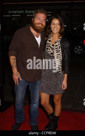 Ottobre 13, 2010 - Hollywood, California, Stati Uniti - RYAN Dunn & moglie .''JACKASS 3D'' Premiere.presso il Teatro Cinese di Mann, Hollywood, CA. 10-13-2010. Ho14962PR.(Immagine di credito: © Phil Roach/Globe foto/ZUMApress.com) Foto Stock