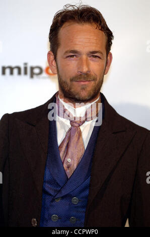Attore LUKE PERRY frequentando il Mipcom 2010 apertura notturna presso l'Hotel Martinez - Cannes. Foto Stock