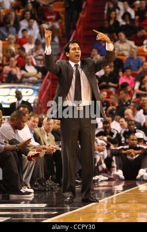 Il 5 ottobre 2010 - Miami, FL - Florida, Stati Uniti d'America - Stati Uniti - Calore coach Erik Spoelstra ha segnali per il reato durante il calore 2010 di preseason home opener ad American Airlines Arena rispetto ai pistoni di Detroit. (Credito Immagine: © Palm Beach post/ZUMApress.com) Foto Stock