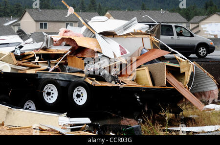 Sett 6,2010 -Bellemont AZ.-STATI UNITI D'AMERICA. Alcuni dei molti trailer distrutti al Camping World dopo due tornadi toccato in Northern Arizona inizio Mercoledì, deragliamento 28 vetture di un parcheggiato treno merci, soffiando semilavorati fuori dall'autostrada e a fracassare le finestre di decine di case. Un terzo ha toccato dow Foto Stock