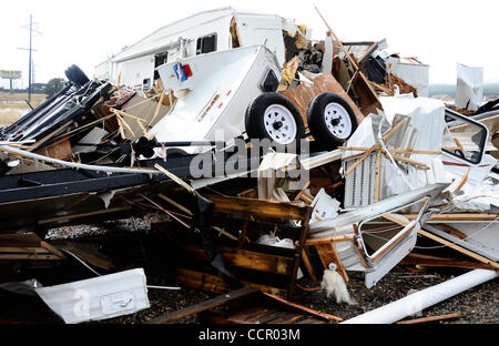 Sett 6,2010 -Bellemont AZ.-STATI UNITI D'AMERICA. Alcuni dei molti trailer distrutti al Camping World dopo due tornadi toccato in Northern Arizona inizio Mercoledì, deragliamento 28 vetture di un parcheggiato treno merci, soffiando semilavorati fuori dall'autostrada e a fracassare le finestre di decine di case. Un terzo ha toccato dow Foto Stock