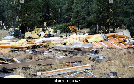 Sett 6,2010 -Bellemont AZ.-STATI UNITI D'AMERICA. Danni a molte delle case dopo due tornadi toccato in Northern Arizona inizio Mercoledì, deragliamento 28 vetture di un parcheggiato treno merci, soffiando semilavorati fuori dall'autostrada e a fracassare le finestre di decine di case. Un terzo ha toccato più successivamente giù, ma ci sono stati n Foto Stock