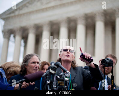 Ott 6, 2010 - Washington, Distretto di Columbia, Stati Uniti - Westboro Baptist i membri di chiesa SHIRLEY PHELPS-ROPER ascolta come MARGIE PHELPS risponde alle domande dei media dopo la corte ha sentito gli argomenti in un processo che coinvolge sia i membri della controversa chiesa sono costituzionalmente protetto Foto Stock