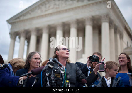 Ott 6, 2010 - Washington, Distretto di Columbia, Stati Uniti - Westboro Baptist i membri di chiesa SHIRLEY PHELPS-ROPER ascolta come MARGIE PHELPS risponde alle domande dei media dopo la corte ha sentito gli argomenti in un processo che coinvolge sia i membri della controversa chiesa sono costituzionalmente protetto Foto Stock