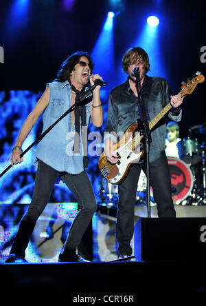 Lead Singer Kelly Hansen e il bassista Jeff Pilson della rock band straniero, durante un concerto dal vivo al Chumash Casino Resort in Santa Ynez,CA il 7 ottobre 2010.(Immagine di credito: © Giovanni Pyle/Cal Sport Media/ZUMApress.com) Foto Stock