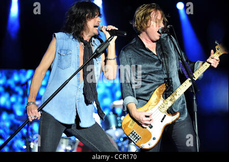 Lead Singer Kelly Hansen e il bassista Jeff Pilson della rock band straniero, durante un concerto dal vivo al Chumash Casino Resort in Santa Ynez,CA il 7 ottobre 2010.(Immagine di credito: © Giovanni Pyle/Cal Sport Media/ZUMApress.com) Foto Stock