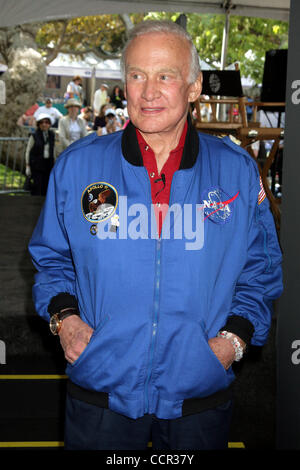 Apr. 25, 2010 - Hollywood, California, Stati Uniti - Ho14741CHW .La quindicesima Los Angeles Times ''Festival del libro'' .UCLA Campus, Westwood, CA .04/25/2010 .Buzz Aldrin . 2010 (credito Immagine: Â© Clinton Wallace/Globe foto/ZUMApress.com) Foto Stock