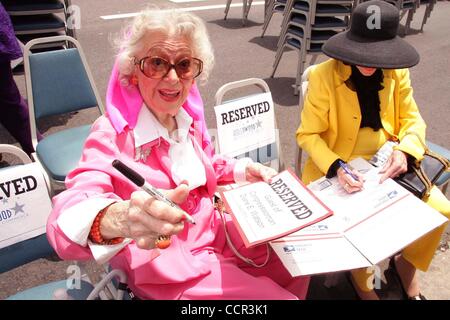 10 maggio 2010 - Hollywood, California, Stati Uniti - Ho14749CHW .Congressista Diane Watson legislazione dedica la stazione di Hollywood Post Office di ex sindaco onorario Johnny concedere .Stazione di Hollywood Post Office, Hollywood, CA .05/10/2010 . ANNE JEFFREYS E ANN RUTHERFORD . 2010 (credito Immagine: Â© Foto Stock