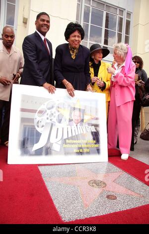 10 maggio 2010 - Hollywood, California, Stati Uniti - Ho14749CHW .Congressista Diane Watson legislazione dedica la stazione di Hollywood Post Office di ex sindaco onorario Johnny concedere .Stazione di Hollywood Post Office, Hollywood, CA .05/10/2010 .POSTMASTER MARK H. ANDERSON, CONGRESSISTA DIANE WATSON, un Foto Stock