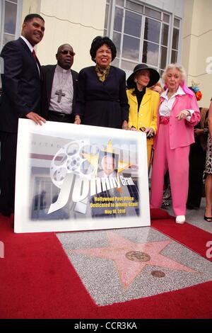 10 maggio 2010 - Hollywood, California, Stati Uniti - Ho14749CHW .Congressista Diane Watson legislazione dedica la stazione di Hollywood Post Office di ex sindaco onorario Johnny concedere .Stazione di Hollywood Post Office, Hollywood, CA .05/10/2010 .POSTMASTER MARK H. ANDERSON, CONGRESSISTA DIANE WATSON, un Foto Stock