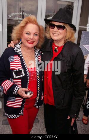 10 maggio 2010 - Hollywood, California, Stati Uniti - Ho14749CHW .Congressista Diane Watson legislazione dedica la stazione di Hollywood Post Office di ex sindaco onorario Johnny concedere .Stazione di Hollywood Post Office, Hollywood, CA .05/10/2010 . ANGIE DICKINSON E CAROL CONNORS . 2010 (credito Immagine: Â© Foto Stock