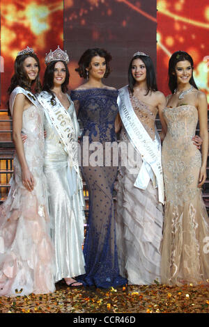 Miss Russia 2010 Concorso di bellezza svoltasi a Barvikha Luxury Village concert hall di Mosca. Nella foto: l-r 2a Vice-Miss Olga Kononenko ; Miss Russia 2010 Irina Antonenko ; miss Universo 2009 Stefania Fernandez ; 1° Vice-Miss Irina Sharipova ; Miss Russia 2009 Sofia Rudneva Foto Stock