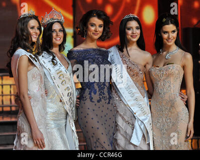 Miss Russia 2010 Concorso di bellezza svoltasi a Barvikha Luxury Village concert hall di Mosca. Nella foto: l-r 2a Vice-Miss Olga Kononenko ; Miss Russia 2010 Irina Antonenko ; miss Universo 2009 Stefania Fernandez ; 1° Vice-Miss Irina Sharipova ; Miss Russia 2009 Sofia Rudneva Foto Stock