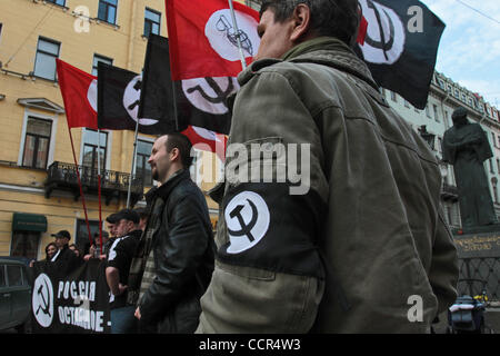 Nazionalisti russi del proibito nazionale partito bolscevico (NBP)con le loro bandiere e symbolics: a una protesta nel rally di San Pietroburgo. Russo nazionalisti radicali hanno protestato contro la NATO . Il rally è stato tenuto sotto lo slogan nazionalista di : "la Russia al di sopra di tutto, tutto il resto non è niente" (questo slogan è Foto Stock